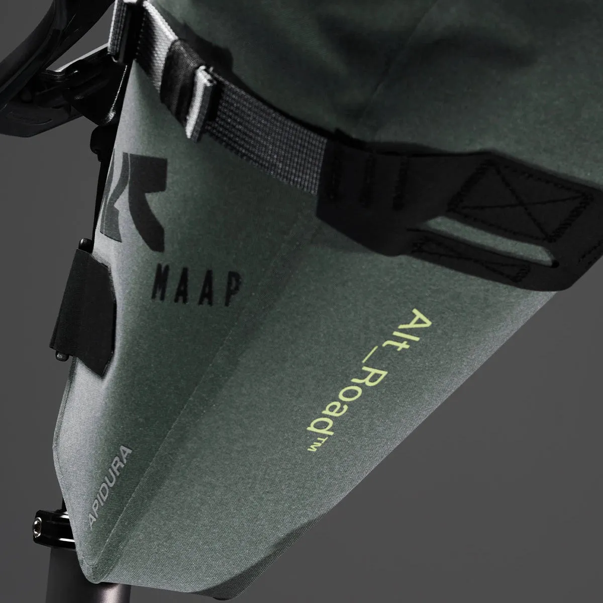 Apidura MAAP x APIDURA Sattel Pack 7L, Loam Apidura MAAP x APIDURA Sattel Pack 7L, Loam