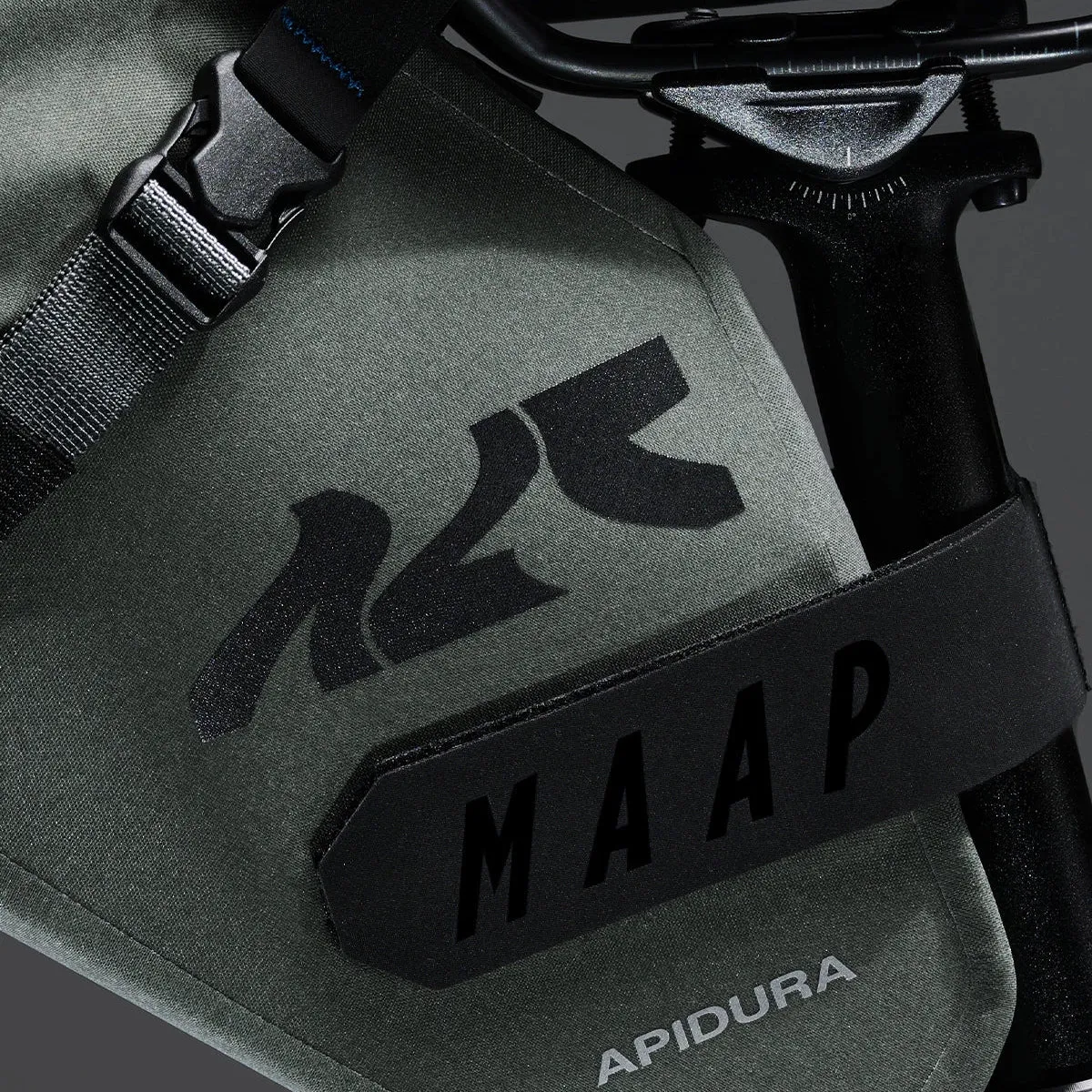 Apidura MAAP x APIDURA Sattel Pack 7L, Loam Apidura MAAP x APIDURA Sattel Pack 7L, Loam