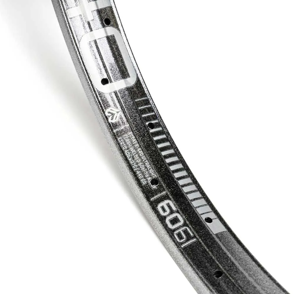 Eclat E440 34 Mm Felge, Carbon gunmetal, 20" 36H Eclat E440 34 Mm Felge, Carbon gunmetal, 20" 36H