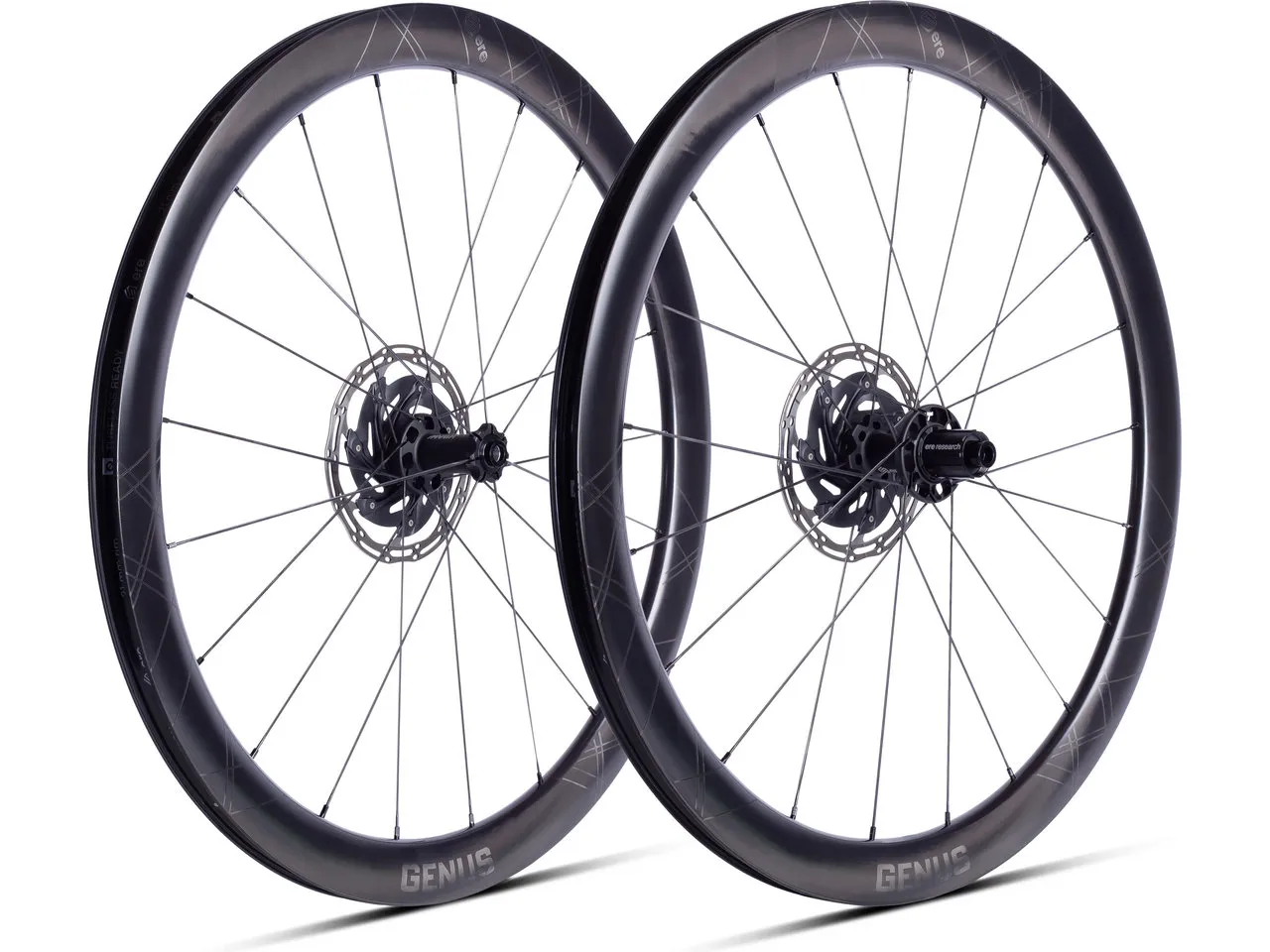 Ere Research Genus II CL45 Carbon Disc Center Lock 28" Laufradsatz, Schwarz Ere Research Genus II CL45 Carbon Disc Center Lock 28" Laufradsatz, Schwarz