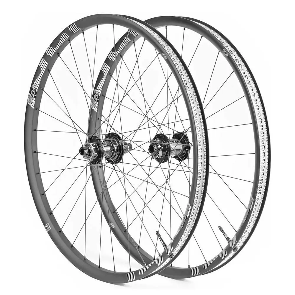 e*thirteen Sylvan Race Carbon 29´´ Vorderrad, Black, 15 x 110mm e*thirteen Sylvan Race Carbon 29´´ Vorderrad, Black, 15 x 110mm