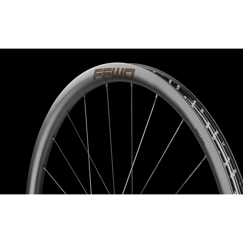 Fast Forward Ryot 33 Cl Disc Tubelees Rennrad Laufradsatz, Black, 12 x 100/12 x 142mm, Shimano/Sram HG Fast Forward Ryot 33 Cl Disc Tubelees Rennrad Laufradsatz, Black, 12 x 100/12 x 142mm, Shimano/Sram HG