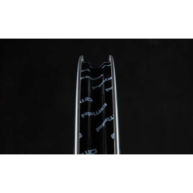 Fast Forward Ryot 33 Cl Disc Tubelees Rennrad Laufradsatz, Black, 12 x 100/12 x 142mm, Shimano/Sram HG Fast Forward Ryot 33 Cl Disc Tubelees Rennrad Laufradsatz, Black, 12 x 100/12 x 142mm, Shimano/Sram HG