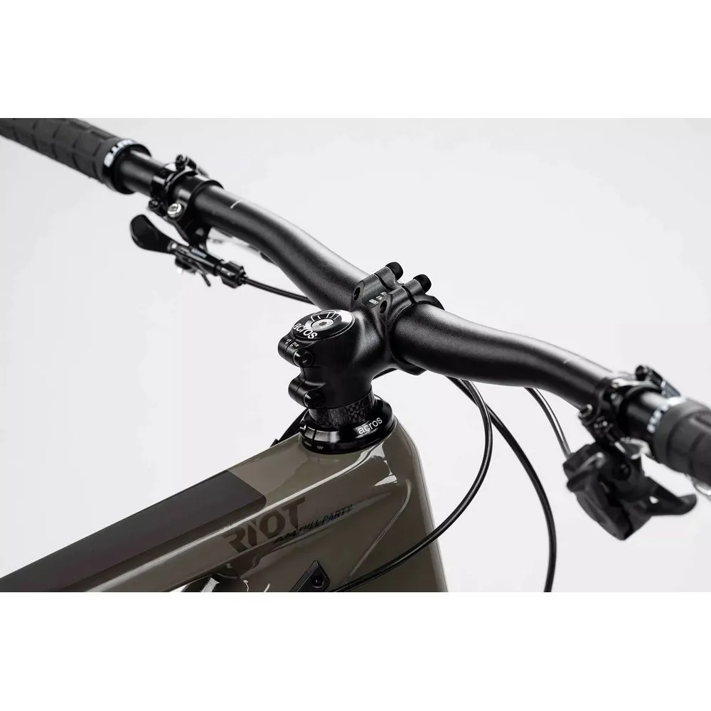 Ghost Riot Am Cf/cf 160/140 Full Party 29´´ Xt 2023 Mountainbike Ghost Riot Am Cf/cf 160/140 Full Party 29´´ Xt 2023 Mountainbike
