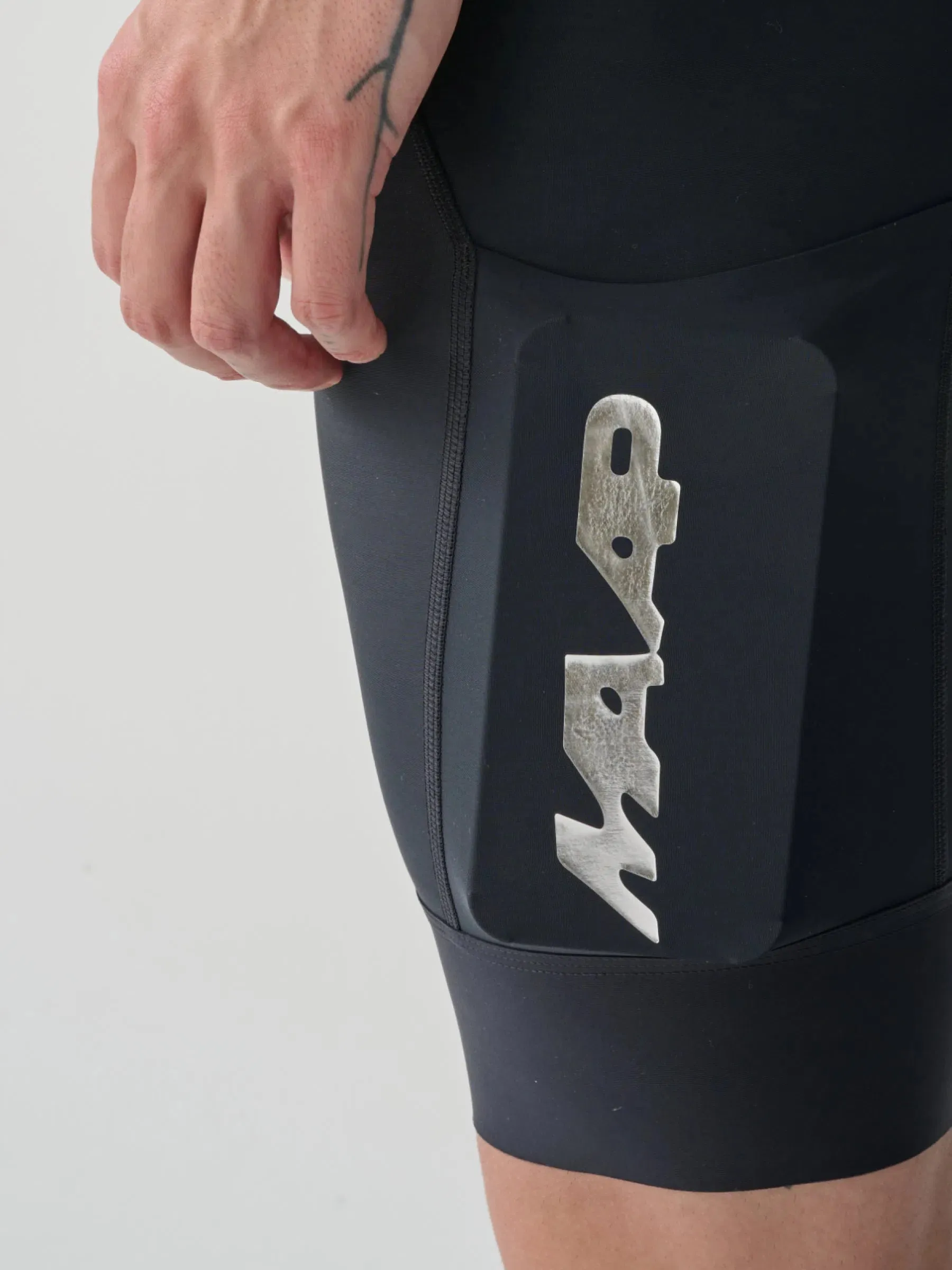 MAAP X BLEACH Team Kurze Trägerhose Evo Cargo Kurze Hose, Schwarz/chrome MAAP X BLEACH Team Kurze Trägerhose Evo Cargo Kurze Hose, Schwarz/chrome