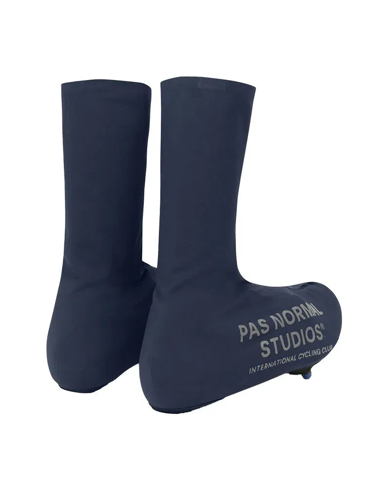 Pas Normal Studios Logo Leichte Überschuhe AW22