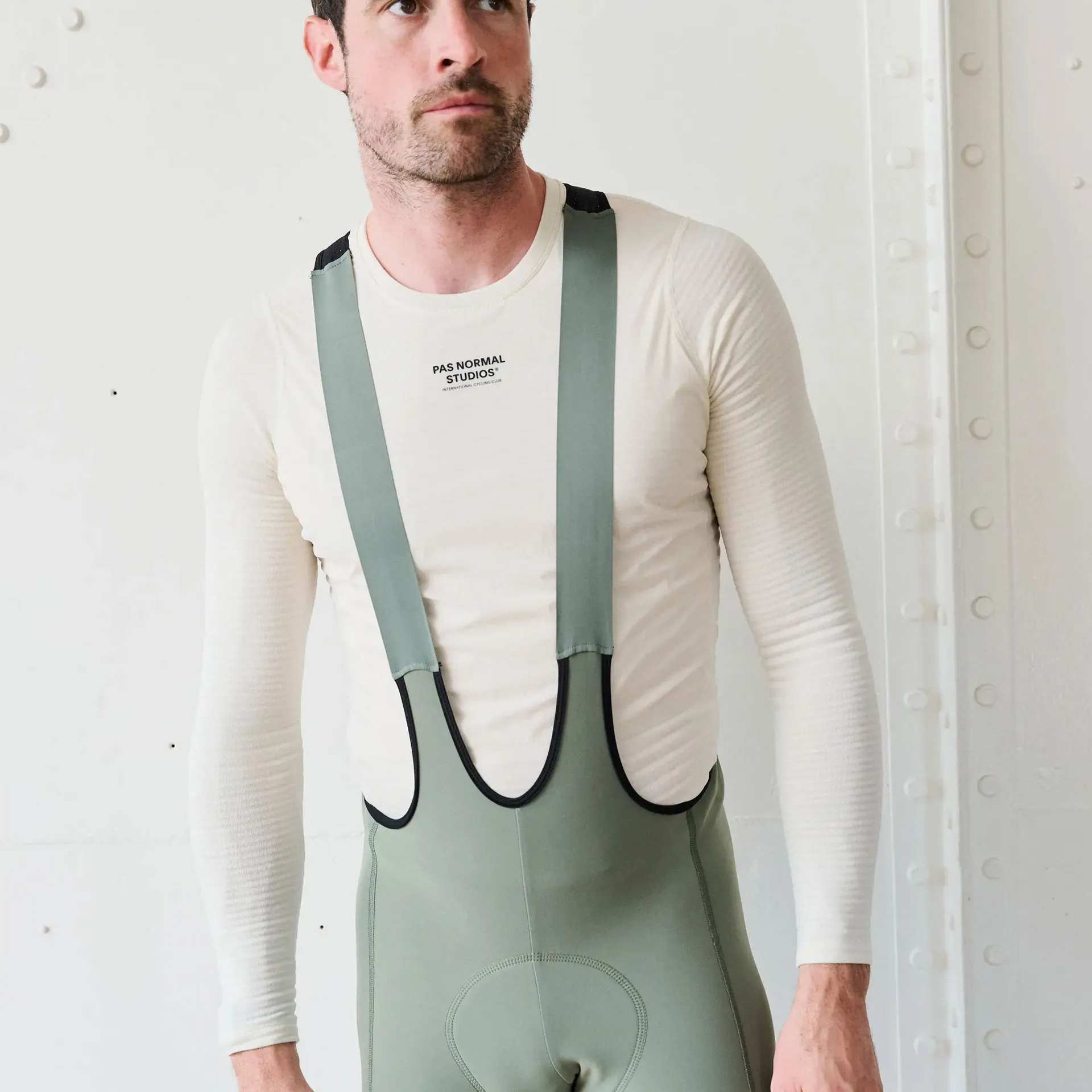 Pas Normal Studios Mens Thermal Windproof Base Layer Funktionsunterhemd mit Windstopper, Off-white Pas Normal Studios Mens Thermal Windproof Base Layer Funktionsunterhemd mit Windstopper, Off-white