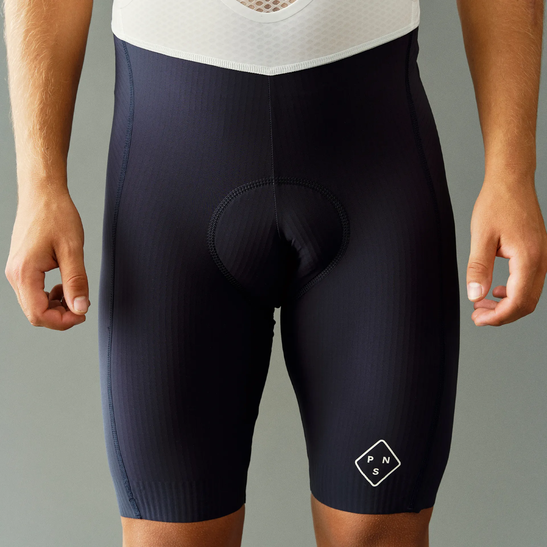 Pas Normal Studios Solitude Late Drop Kurze Trägerhose SS24 Pas Normal Studios Solitude Late Drop Kurze Trägerhose SS24