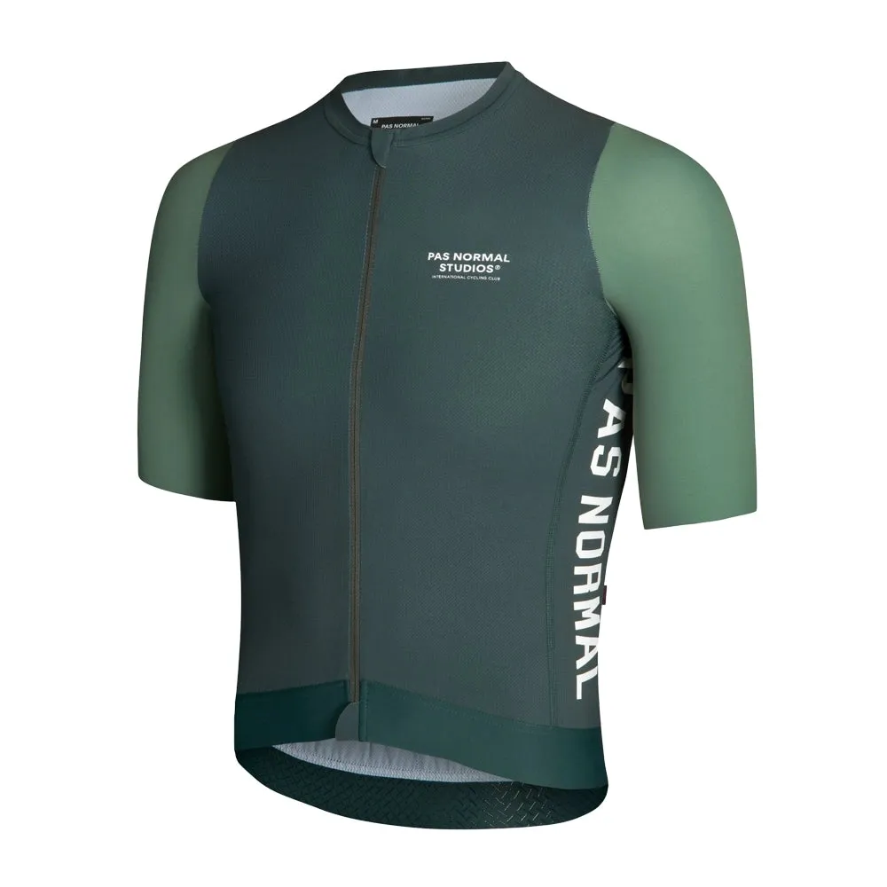 Pas Normal Studios Solitude Midsummer Fahrradtrikot SS23, Grün sleeve