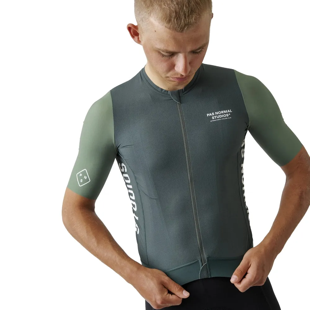 Pas Normal Studios Solitude Midsummer Fahrradtrikot SS23, Grün sleeve