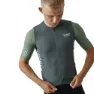 Pas Normal Studios Solitude Midsummer Fahrradtrikot SS23, Grün sleeve