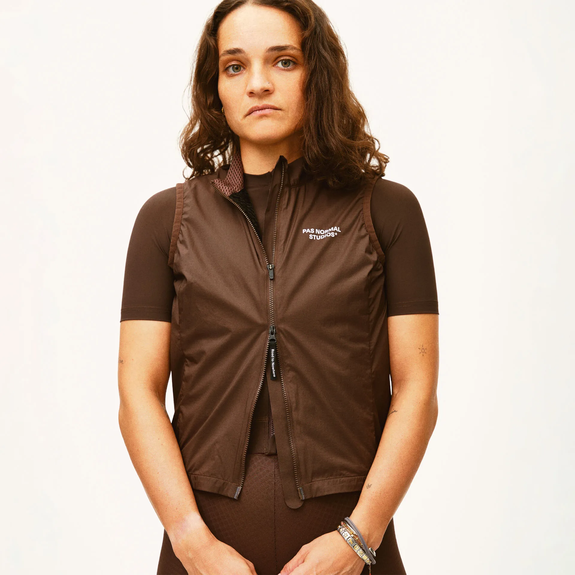 Pas Normal Studios Womens Essential Insulated Gilet Warme Fahrrad-Windweste Damen Pas Normal Studios Womens Essential Insulated Gilet Warme Fahrrad-Windweste Damen