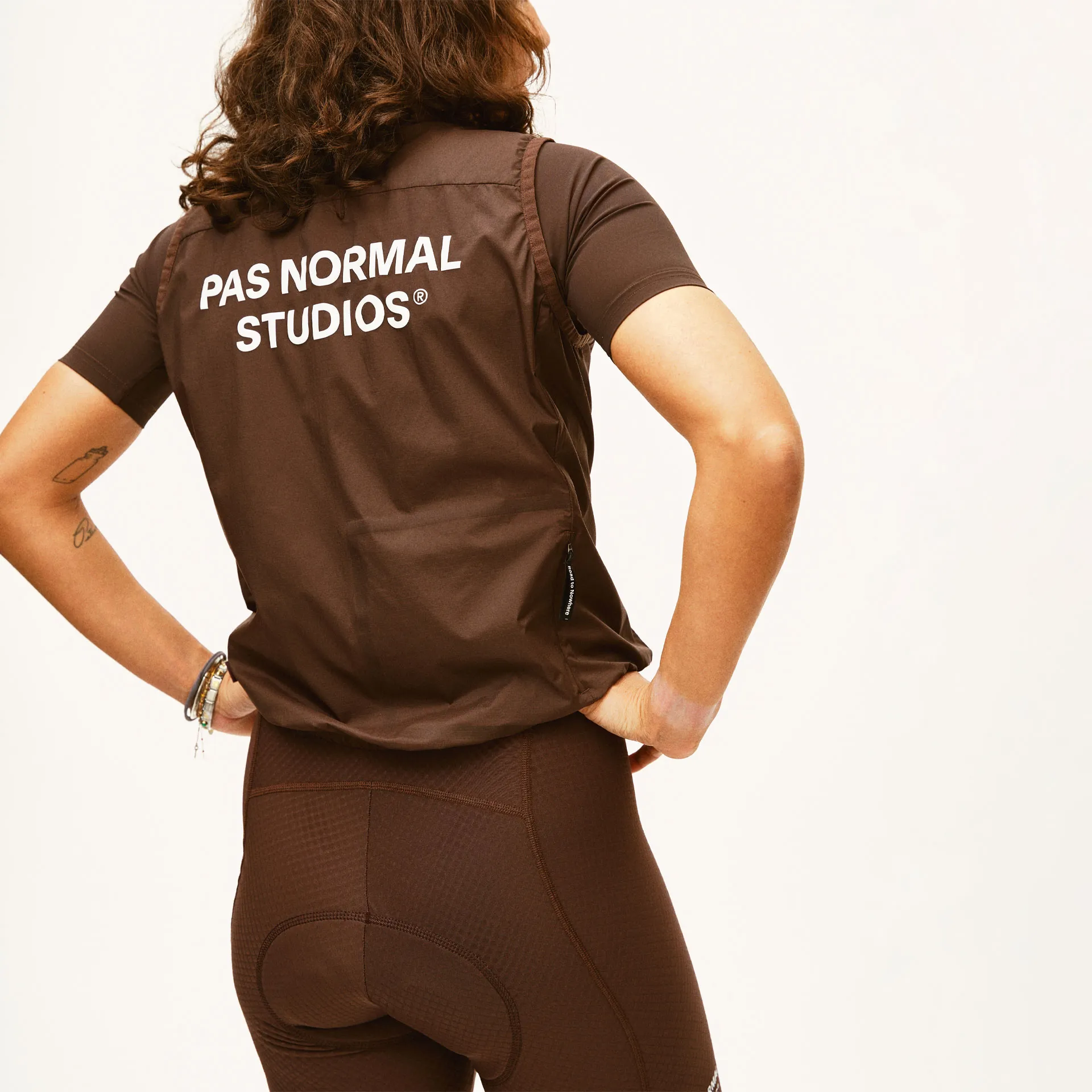 Pas Normal Studios Womens Essential Insulated Gilet Warme Fahrrad-Windweste Damen Pas Normal Studios Womens Essential Insulated Gilet Warme Fahrrad-Windweste Damen