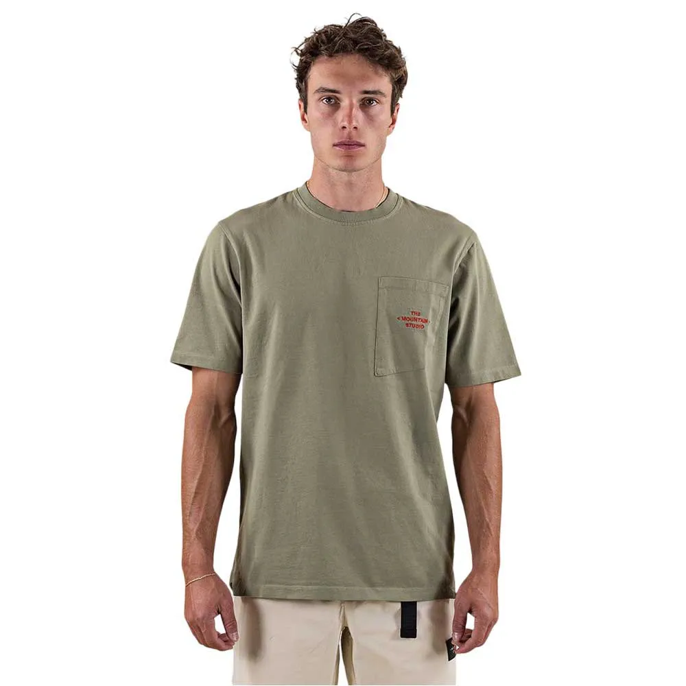 The Mountain Studio Pocket Kurzarm-t-shirt The Mountain Studio Pocket Kurzarm-t-shirt
